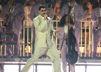 Bad Bunny rinde homenaje a la trayectoria de Willie Colón durante concierto en Brasil