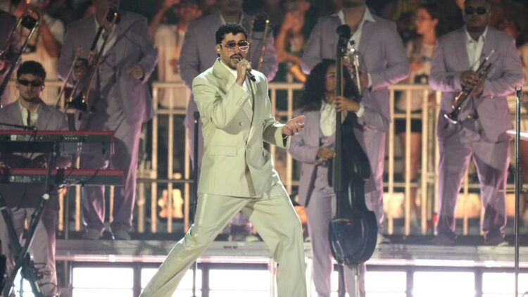 Bad Bunny rinde homenaje a la trayectoria de Willie Colón durante concierto en Brasil