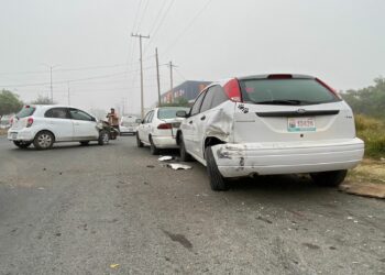 Aparatoso accidente vehicular y obstruye vialidad