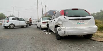 Aparatoso accidente vehicular y obstruye vialidad