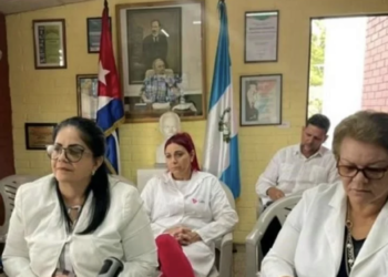 Guatemala suspende contratación de médicos cubanos