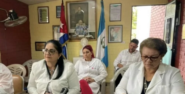 Guatemala suspende contratación de médicos cubanos