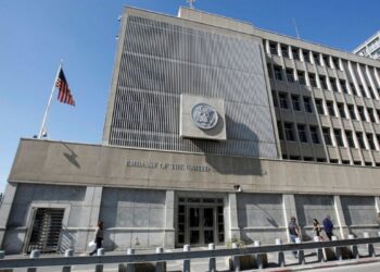 Evacúan a diplomáticos en Israel e Irán ante riesgo de escalada regional