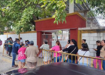 Padres cierran primaria Emilio Caballero