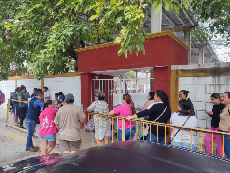 Padres cierran primaria Emilio Caballero