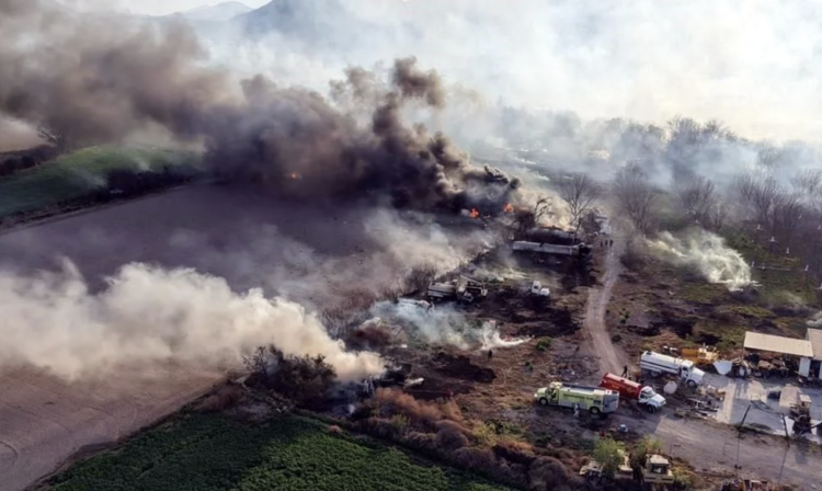 Explota pipa con chapapote en Coahuila