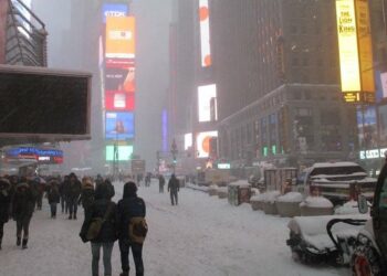 Nueva York bajo alerta: Toque de queda y cierre de vías por tormenta histórica