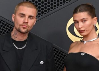 Justin y Hailey Bieber utilizan pines “ICE Out” en los Premios Grammy 2026