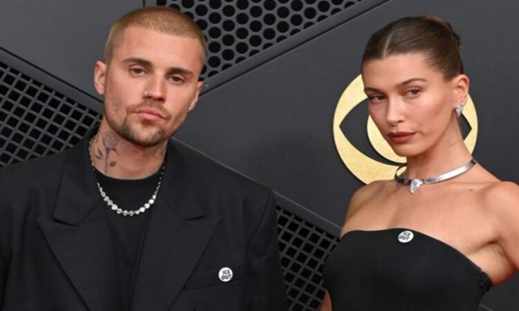 Justin y Hailey Bieber utilizan pines “ICE Out” en los Premios Grammy 2026