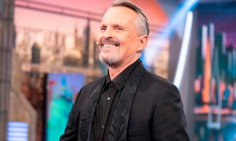 Miguel Bosé reaparece en el Teatro de los Insurgentes con notables dificultades vocales