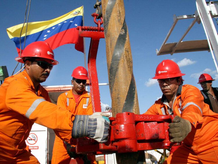 Venezuela suspende 19 contratos petroleros con empresas privadas