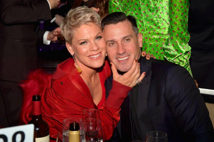 Pink desmiente rumores de separación con Carey Hart tras reporte de People
