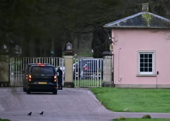 Policía registra casa del ex príncipe Andrés