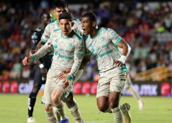 Querétaro y Santos empatan en un caótico duelo de la Jornada 8