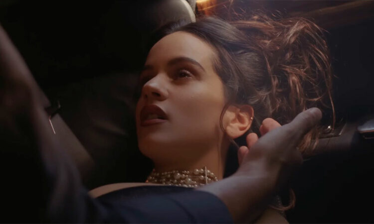 Rosalía en el desierto: El simbolismo detrás de su nuevo video ‘Sauvignon Blanc’