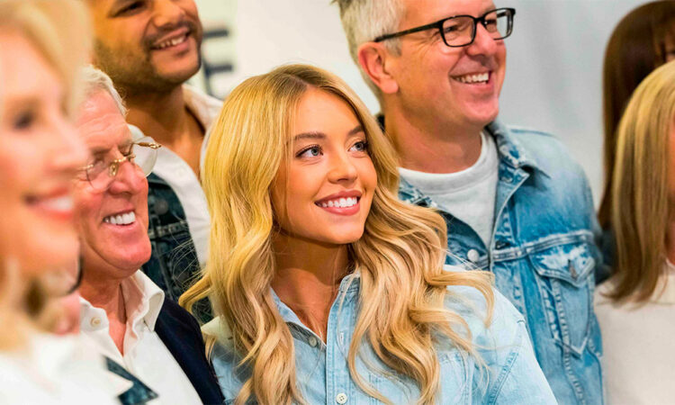 De la polémica al éxito: Sydney Sweeney conquista Wall Street tras el respaldo de Donald Trump