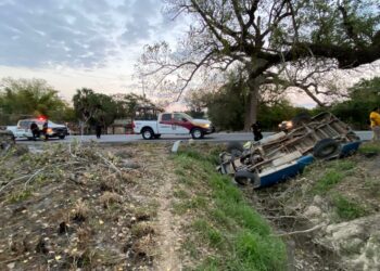 Vuelca vehículo en Carretera Victoria-Monterrey
