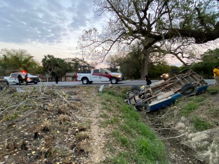 Vuelca vehículo en Carretera Victoria-Monterrey