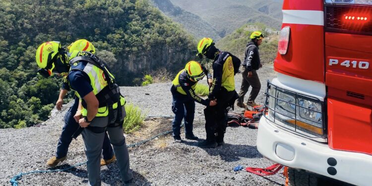 Rescata PC a jóven que cayó en barranco