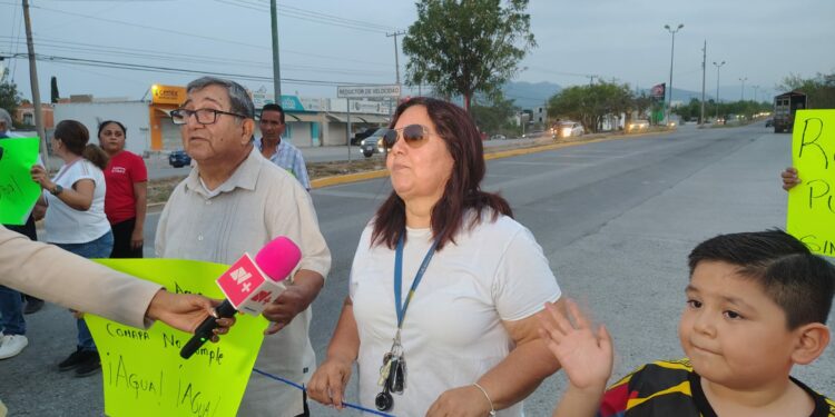 Vecinos bloquean libramiento por falta de agua en Victoria