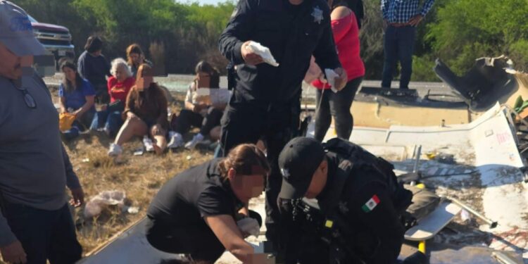 Vuelca autobús en Padilla; 15 personas heridas