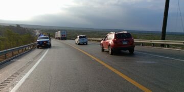 Choque de tráileres deja un muerto en Llera