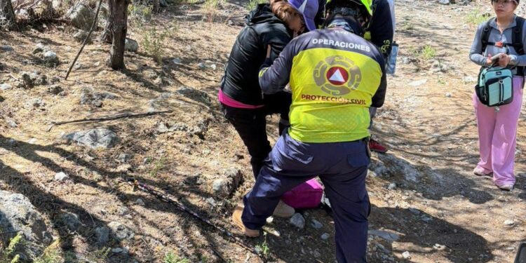 Rescatan a senderistas que sufrieron accidente