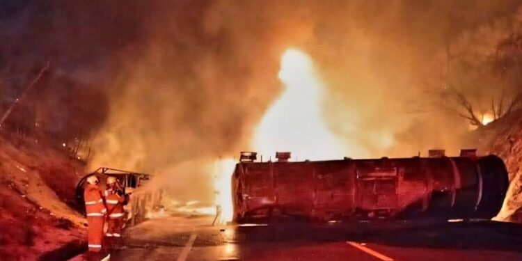 Choque de tractocamiones con químicos deja dos heridos