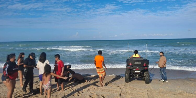 Salvan a menores atrapados en el mar