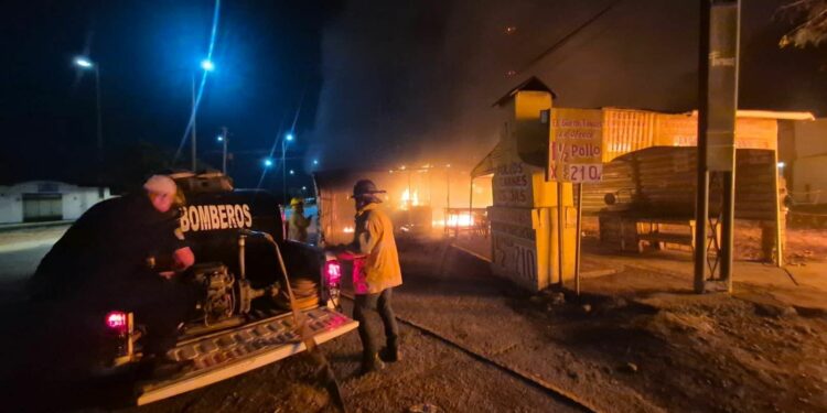 Fuego consume vehículo y taquería en la Pedro Sosa