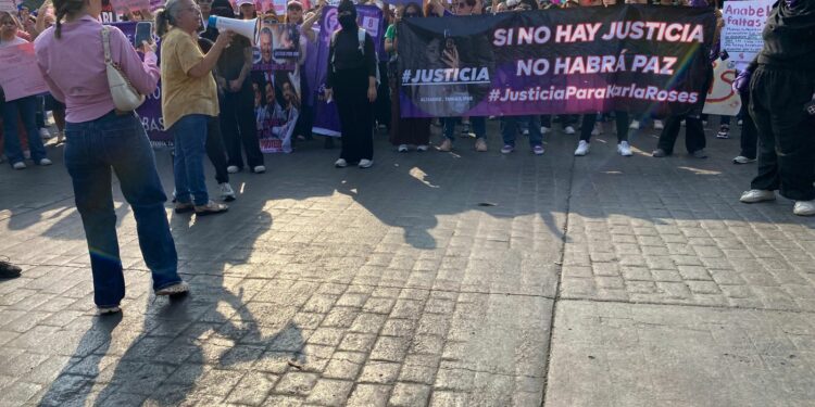 Marchan mujeres exigiendo respeto a sus derechos