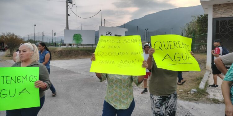 Vecinos bloquean libramiento por falta de agua en Victoria