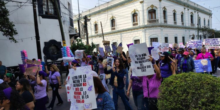 Marchan mujeres exigiendo respeto a sus derechos