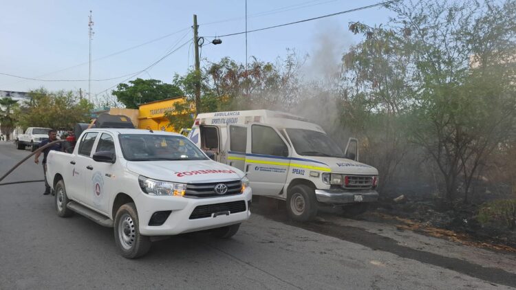 En medio de crisis de Cruz Roja, incendio provocado quema ambulancia privada