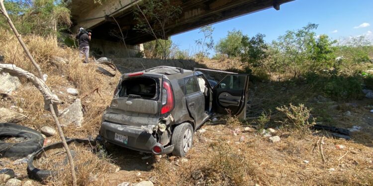 Vehículo cae del puente en libramiento; madre e hija lesionadas
