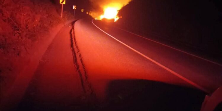 Choque de tractocamiones con químicos deja dos heridos