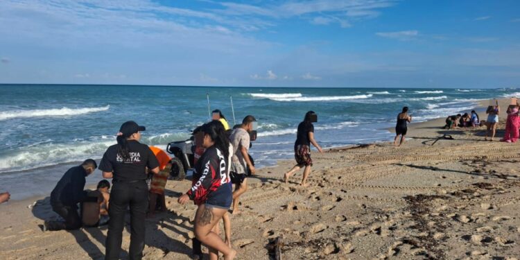 Salvan a menores atrapados en el mar
