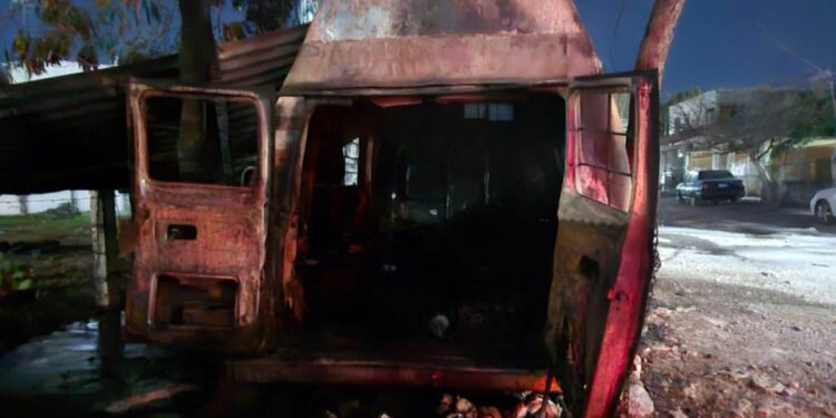 Fuego consume vehículo y taquería en la Pedro Sosa