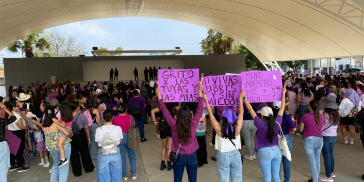 Marchan mujeres exigiendo respeto a sus derechos