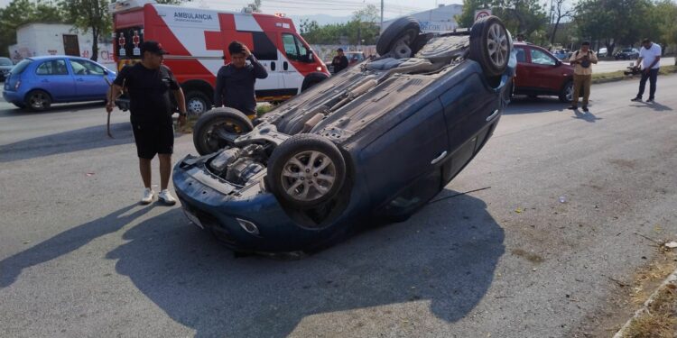 Choque con volcadura deja tres heridos frente a la Normal Superior