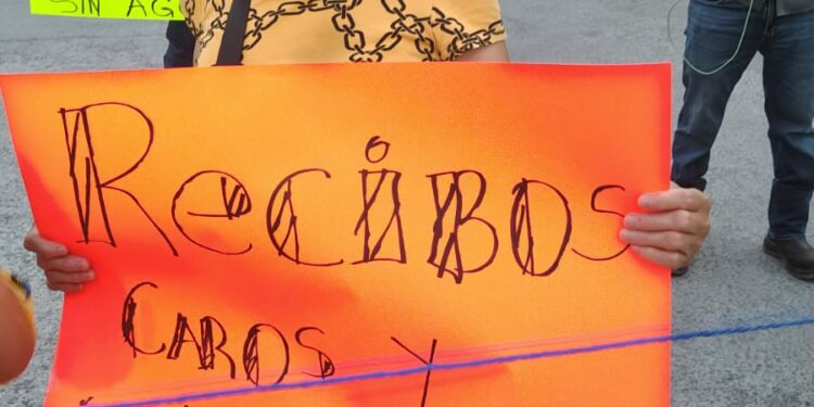 Vecinos bloquean libramiento por falta de agua en Victoria