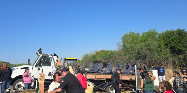 Vuelca autobús en Padilla; 15 personas heridas