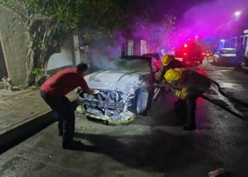 Arden dos automóviles en la Col. Liberal de Cd. Victoria