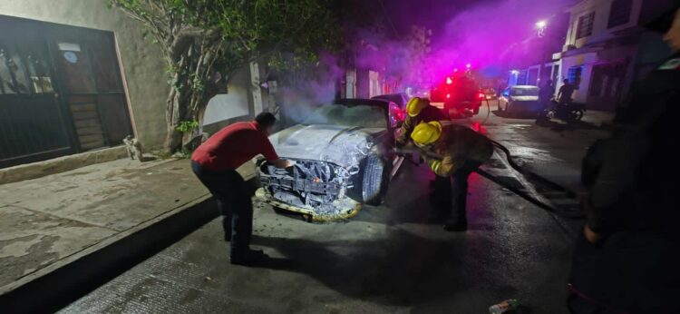 Arden dos automóviles en la Col. Liberal de Cd. Victoria