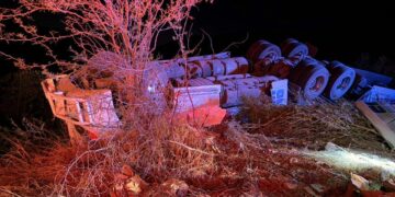 Muere operador de tráiler al volcar en la carretera San Luis Potosí-Victoria
