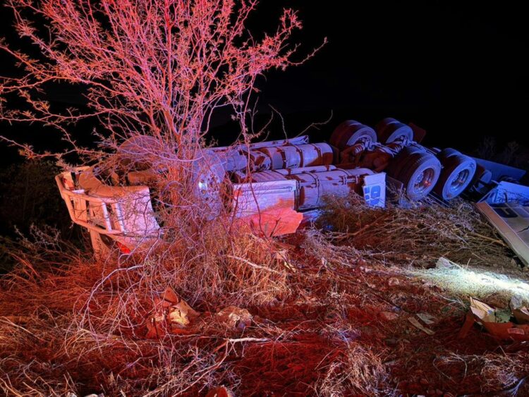Muere operador de tráiler al volcar en la carretera San Luis Potosí-Victoria