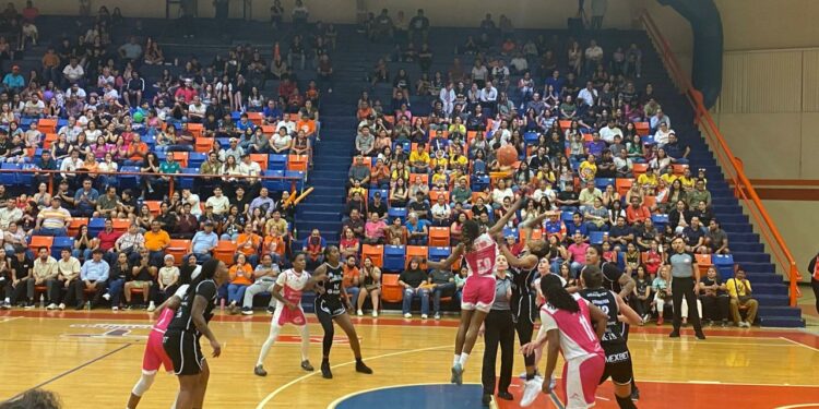 CorreBasket fue superior la primera mitad; Adelitas apretó y triunfó 91-76 llevándose la serie