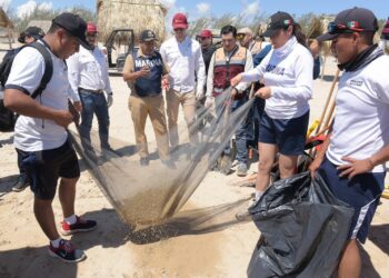 Se suman tamaulipecos a saneamiento de playas por llegada de residuos de hidrocarburos