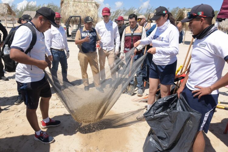 Se suman tamaulipecos a saneamiento de playas por llegada de residuos de hidrocarburos
