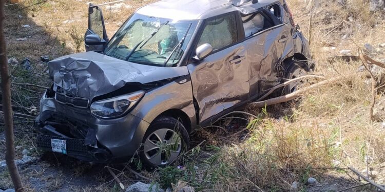 Vehículo cae del puente en libramiento; madre e hija lesionadas